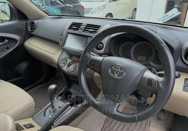 Toyota Vanguard 2010 Gold