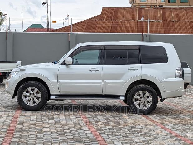 Mitsubishi Pajero 2012 White