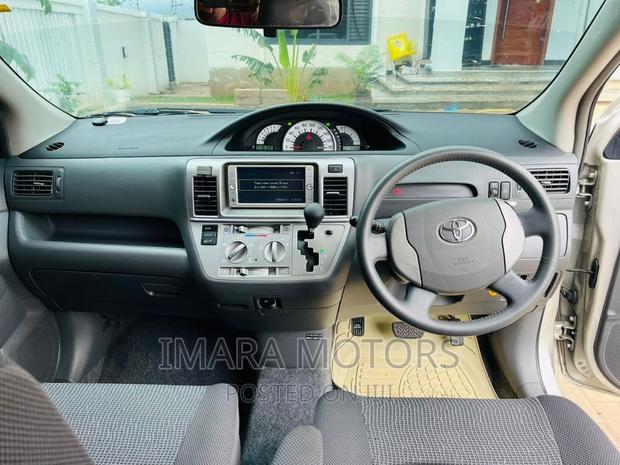 Toyota Raum 2005 Silver