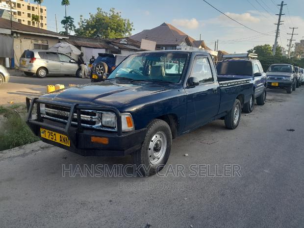 Toyota Hilux 2000 Blue