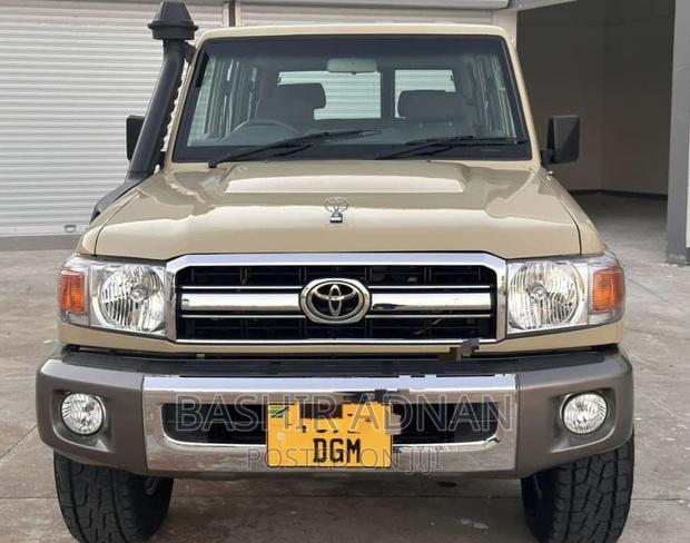 Toyota Land Cruiser 4.0 V6 DLX 2015 Beige
