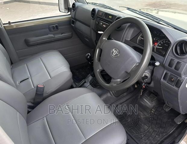 Toyota Land Cruiser 4.0 V6 DLX 2015 Beige