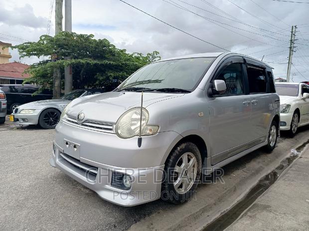 Toyota Sienta 2004 Silver
