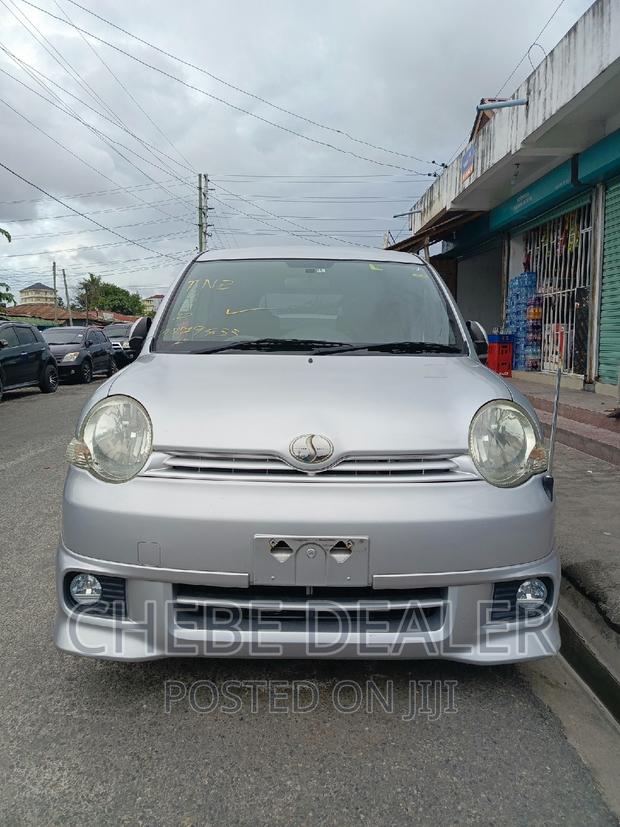 Toyota Sienta 2004 Silver