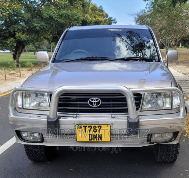 Toyota Land Cruiser 2005 White