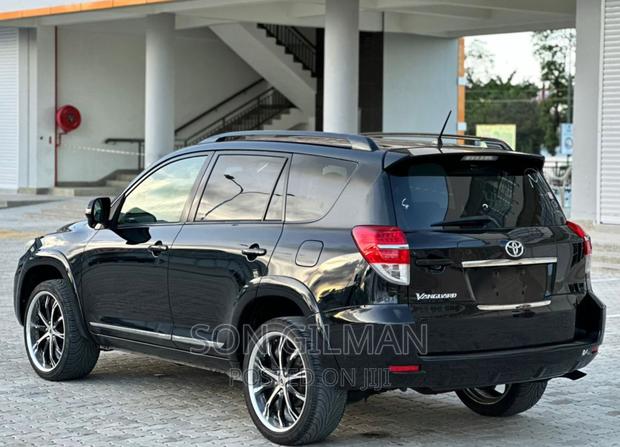 Toyota Vanguard 2013 Black