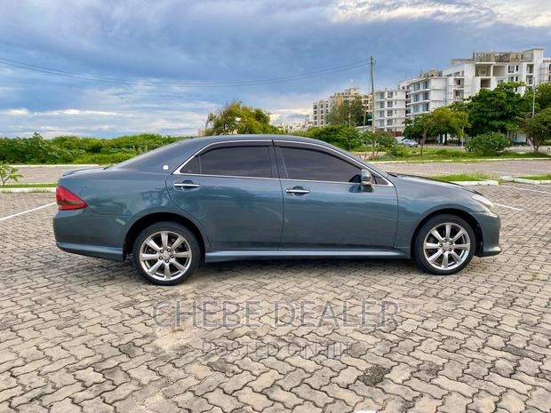 Toyota Crown 2010 Gray