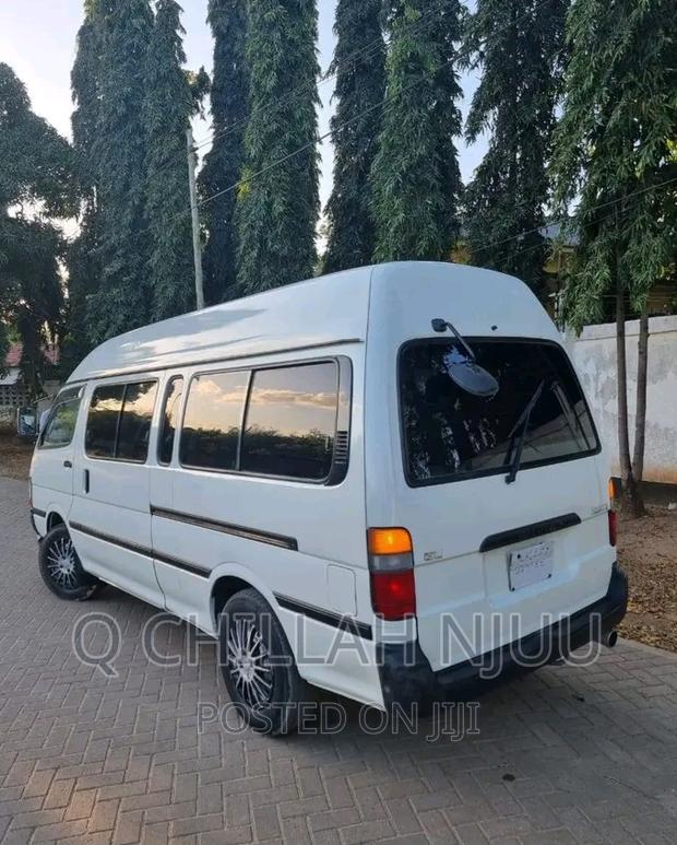 Toyota HiAce 2000 White