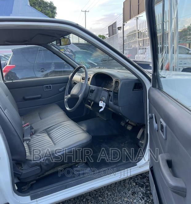 Nissan Pick-Up 1990 White