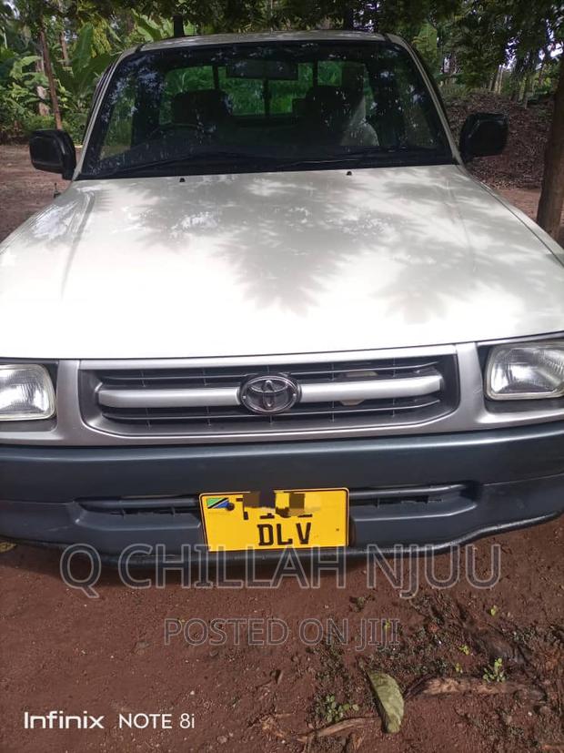 Toyota Hilux 2000 White