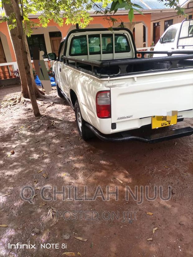 Toyota Hilux 2000 White