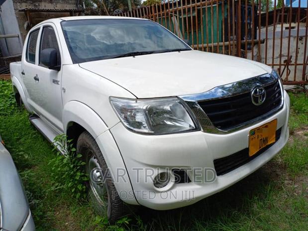 Toyota Hilux WORKMATE 4x4 2014 White