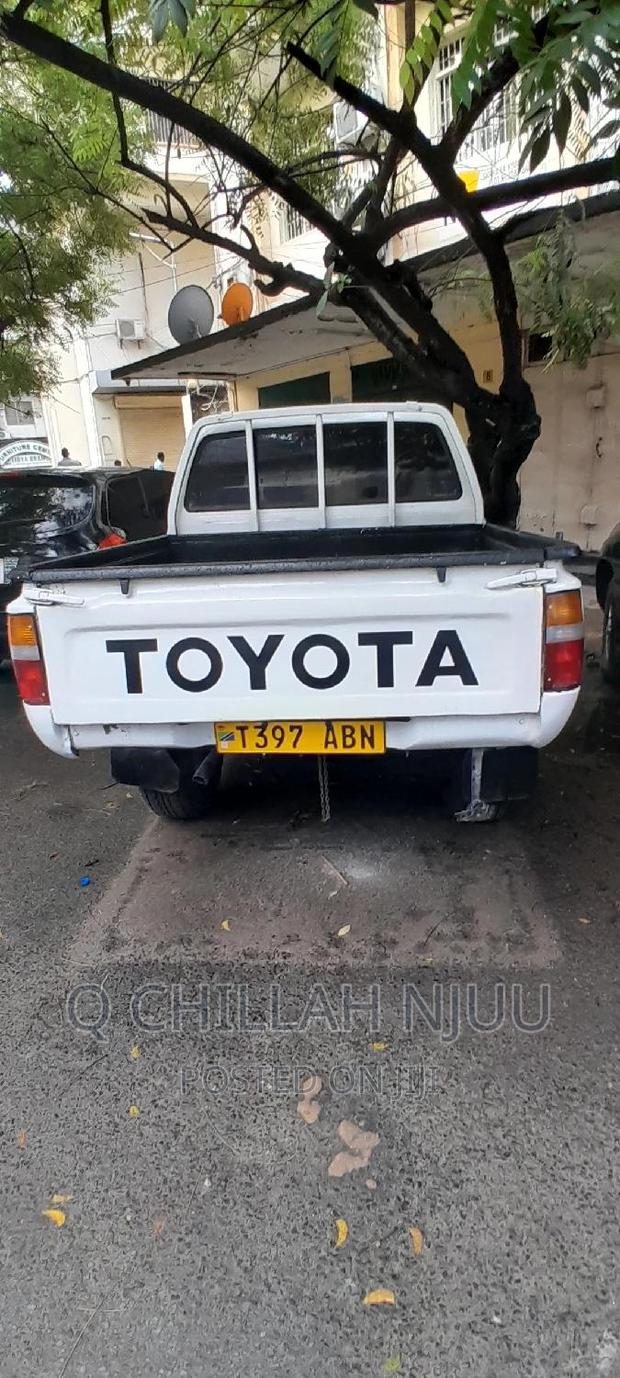 Toyota Hilux 1999 White