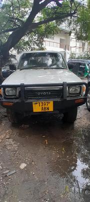 Toyota Hilux 1999 White for sale