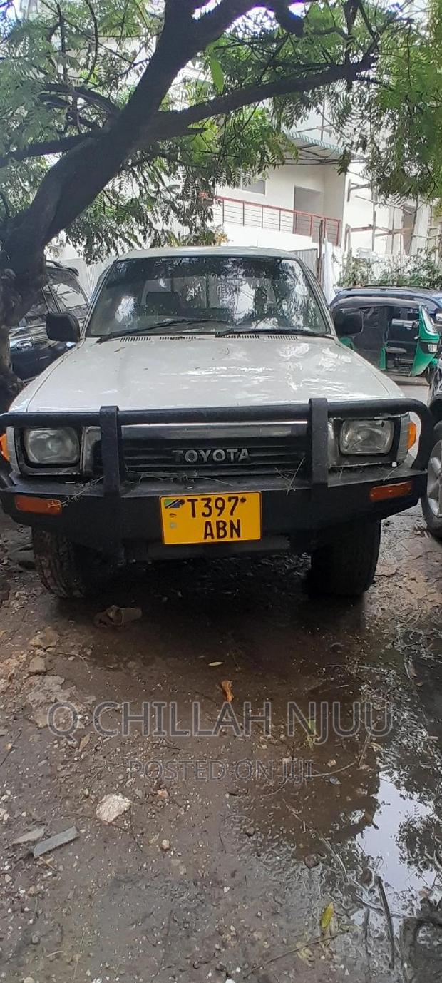 Toyota Hilux 1999 White