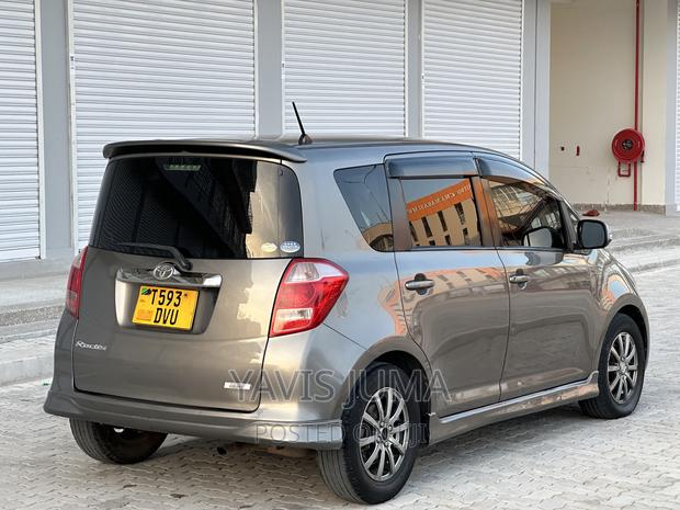 Toyota Ractis 2006 Gray