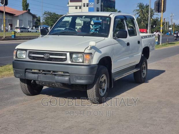 Toyota Hilux 2004 White