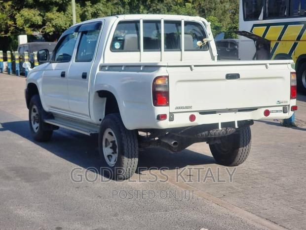 Toyota Hilux 2004 White
