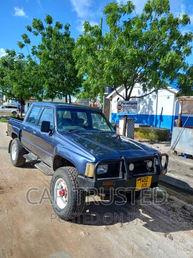 Toyota Hilux 1999 Blue