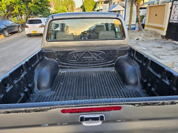 Toyota Hilux 2003 Gray