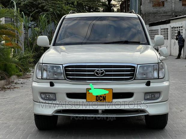 Toyota Land Cruiser 2005 White