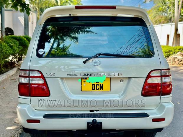 Toyota Land Cruiser 2005 White