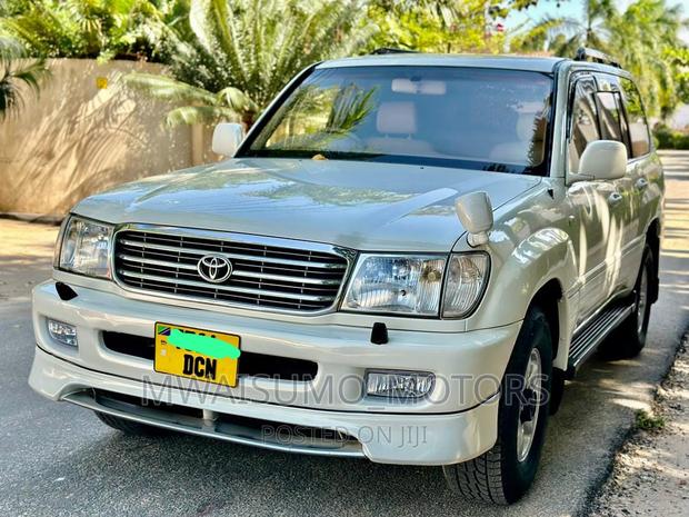 Toyota Land Cruiser 2005 White
