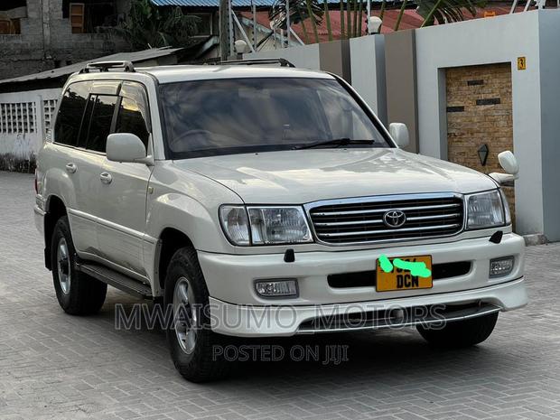 Toyota Land Cruiser 2005 White