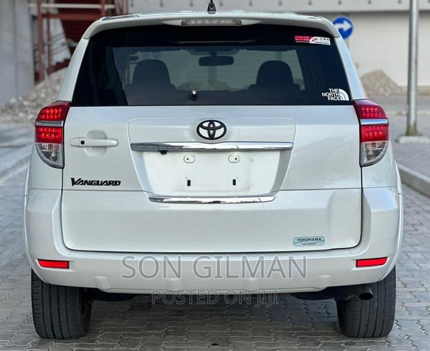Toyota Vanguard 2011 Pearl