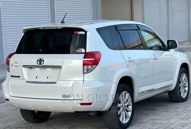Toyota Vanguard 2011 Pearl