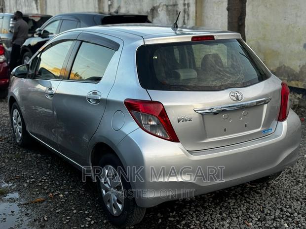 Toyota Vitz 2010 Silver
