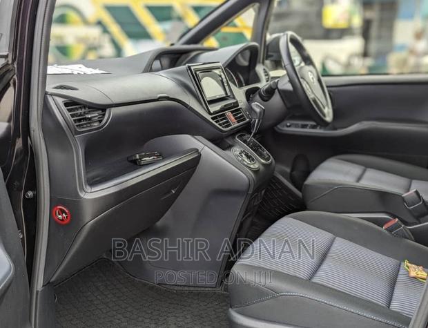 Toyota Noah 1.8 FWD Hybrid (7 seater) 2015 Black