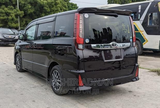 Toyota Noah 1.8 FWD Hybrid (7 seater) 2015 Black
