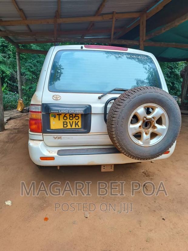Toyota Land Cruiser 2002 White
