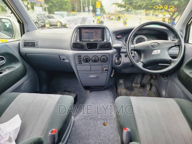 Toyota Noah 2.0 AWD (8 Seater) 2001 Silver