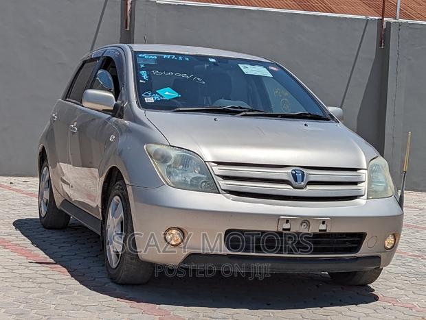 Toyota IST 2005 Gold