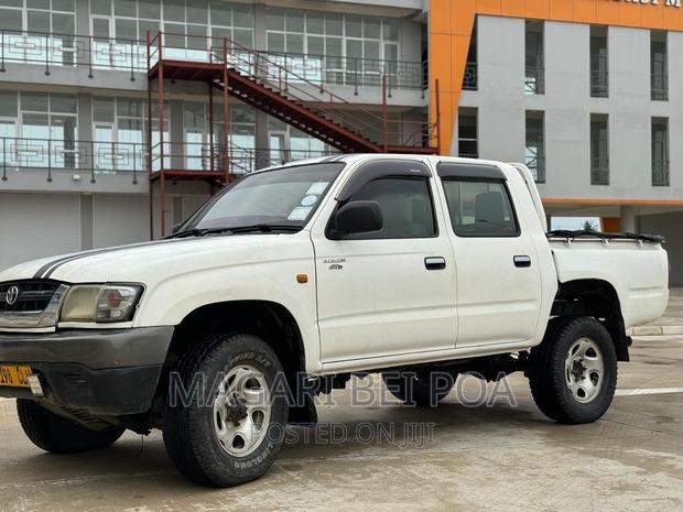 Toyota Hilux 2001 White