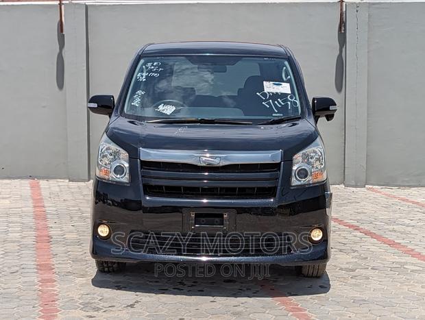 Toyota Noah 2008