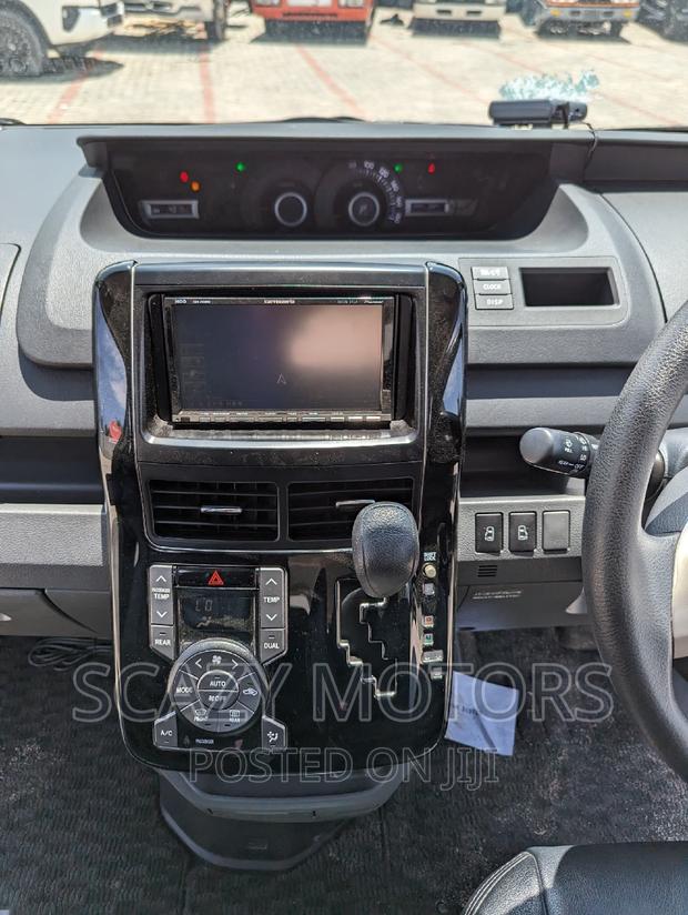 Toyota Noah 2008