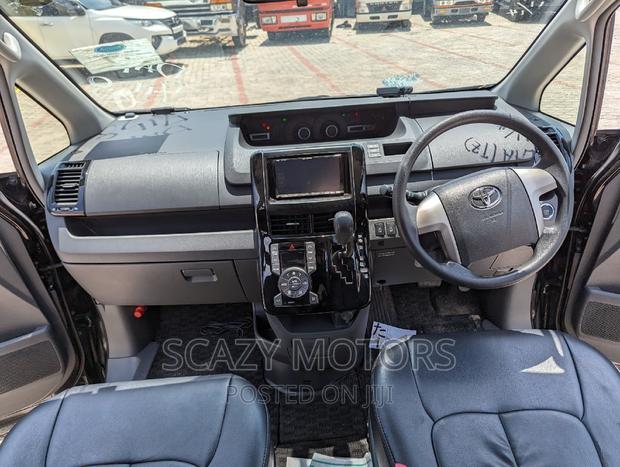 Toyota Noah 2008