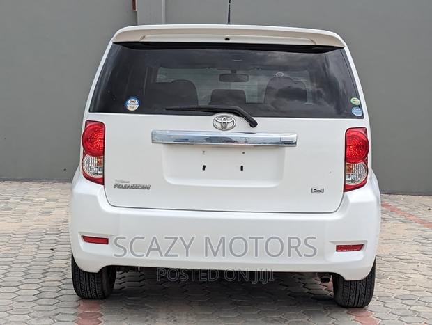 Toyota Corolla Rumion 2008 White