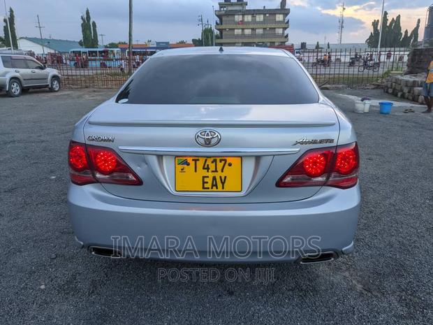 Toyota Crown 2010 Silver