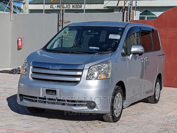 Toyota Noah 2009 Silver