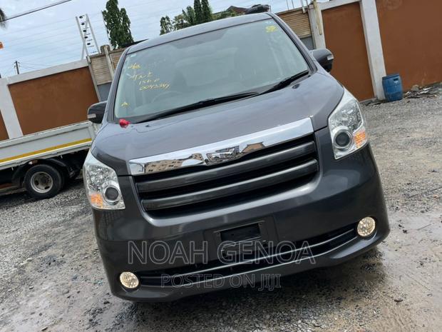 Toyota Noah 2.0 143hp AWD (7 Seater) 2009 Gray