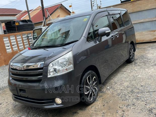 Toyota Noah 2.0 143hp AWD (7 Seater) 2009 Gray
