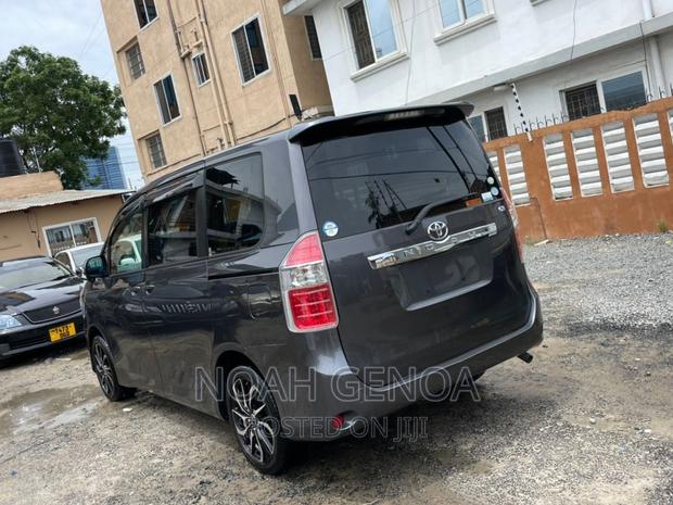 Toyota Noah 2.0 143hp AWD (7 Seater) 2009 Gray