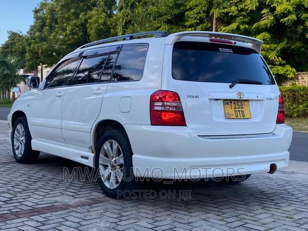 Toyota Kluger 2001 White