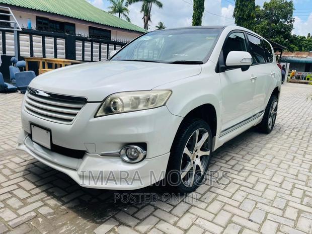 Toyota Vanguard 2010 White