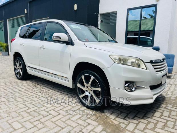 Toyota Vanguard 2010 White
