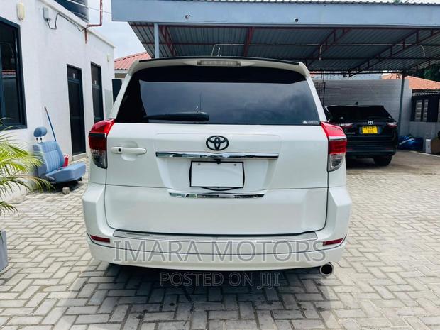 Toyota Vanguard 2010 White